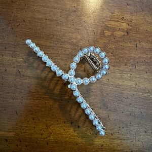 Pearl claw clip